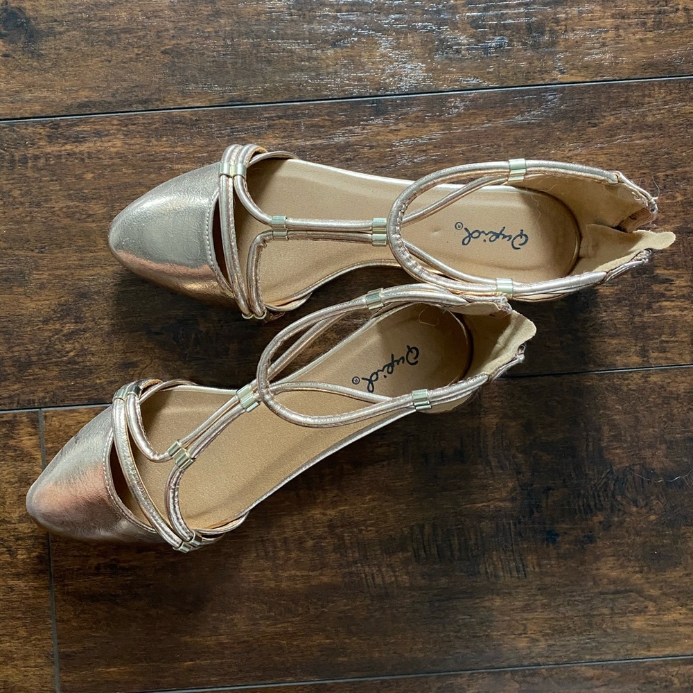 Flat sandals
